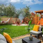 Case de vacanță The Hajdu Hide-away - Cozy, Private House, Hot Tub & Garden, Pet Friendly *