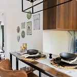 The Hajdu Hide-away - Cozy, Private House, Hot Tub & Garden, Pet Friendly