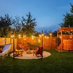 The Hajdu Hide-away - Cozy, Private House, Hot Tub & Garden, Pet Friendly