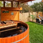 Nyaraló The Hajdu Hide-away - Cozy, Private House, Hot Tub & Garden, Pet Friendly *