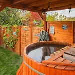 The Hajdu Hide-away - Cozy, Private House, Hot Tub & Garden, Pet Friendly