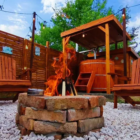 The Hajdu Hide-away - Cozy, Private House, Hot Tub & Garden, Pet Friendly