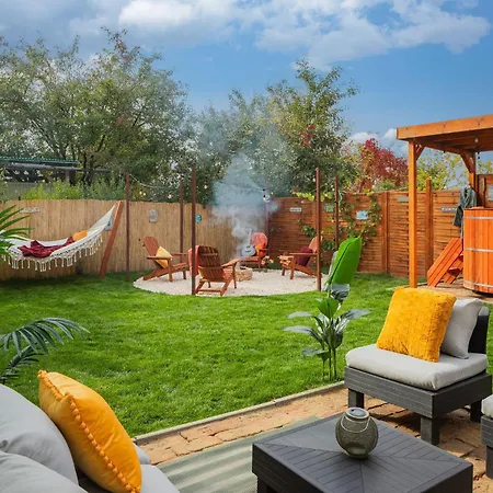 Feriehus The Hajdu Hide-away - Cozy, Private House, Hot Tub & Garden, Pet Friendly *