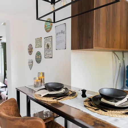 The Hajdu Hide-away - Cozy, Private House, Hot Tub & Garden, Pet Friendly