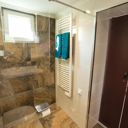 Feriehus The Hajdu Hide-away - Cozy, Private House, Hot Tub & Garden, Pet Friendly