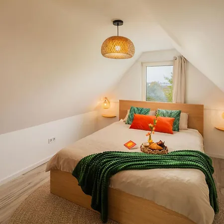 Feriehus The Hajdu Hide-away - Cozy, Private House, Hot Tub & Garden, Pet Friendly