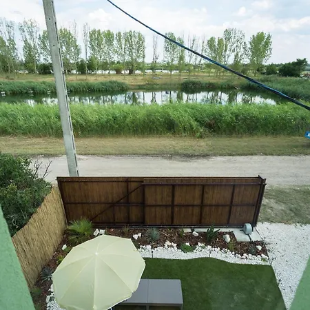 Feriehus The Hajdu Hide-away - Cozy, Private House, Hot Tub & Garden, Pet Friendly *