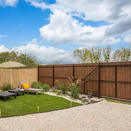 The Hajdu Hide-away - Cozy, Private House, Hot Tub & Garden, Pet Friendly Hajdúszoboszló
