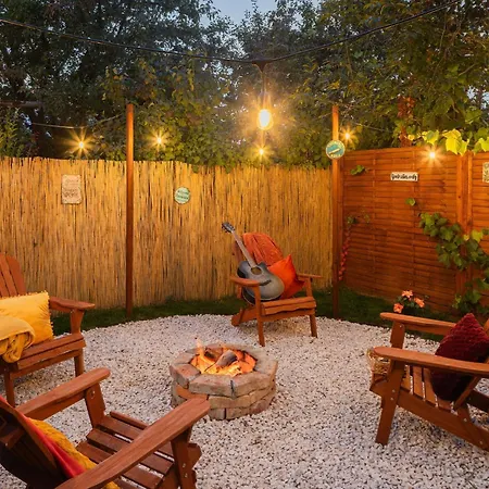 The Hajdu Hide-away - Cozy, Private House, Hot Tub & Garden, Pet Friendly
