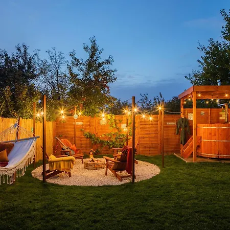 The Hajdu Hide-away - Cozy, Private House, Hot Tub & Garden, Pet Friendly
