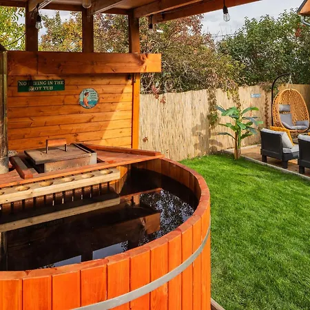 Feriehus The Hajdu Hide-away - Cozy, Private House, Hot Tub & Garden, Pet Friendly *