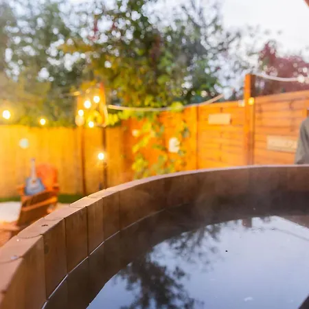 The Hajdu Hide-away - Cozy, Private House, Hot Tub & Garden, Pet Friendly Feriehus Hajdúszoboszló