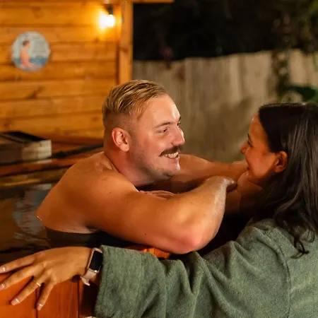 The Hajdu Hide-away - Cozy, Private House, Hot Tub & Garden, Pet Friendly * Hajdúszoboszló
